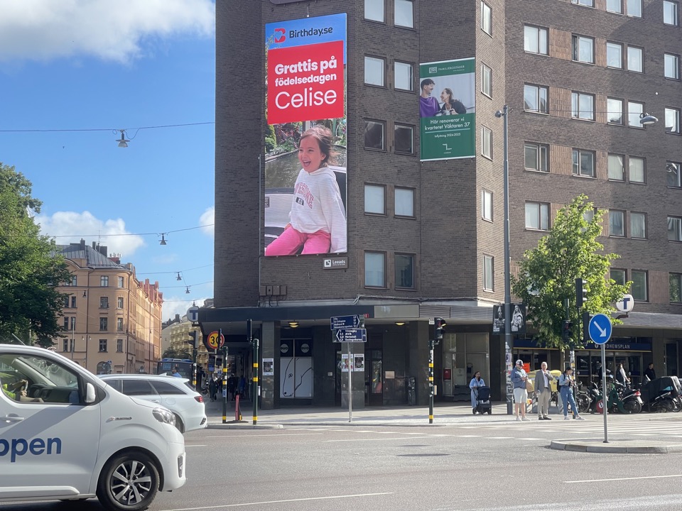 Birthday-skylt på en digital utomhusskärm i stadsmiljö